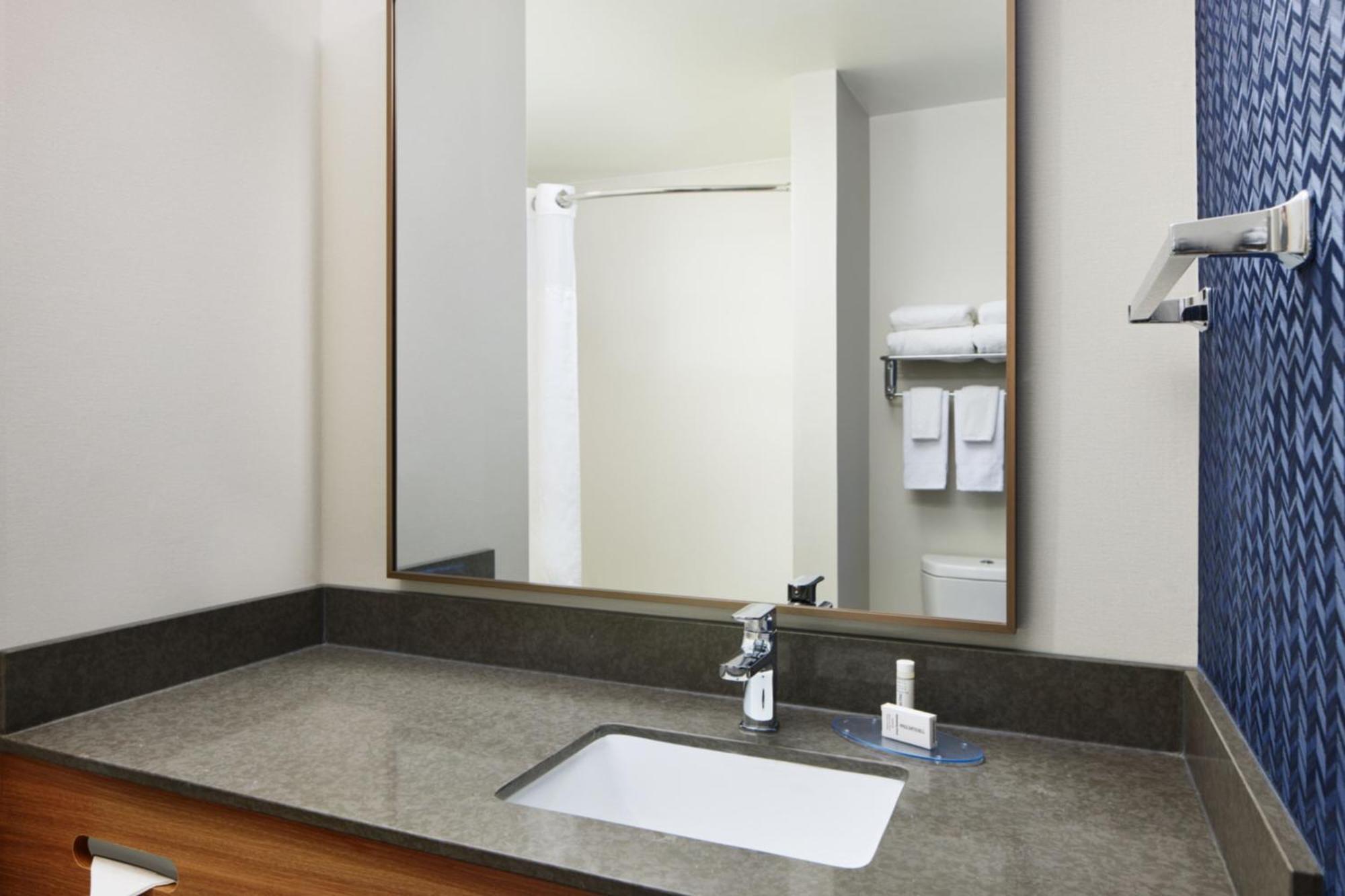 Fairfield Inn & Suites Worcester Обърн Екстериор снимка